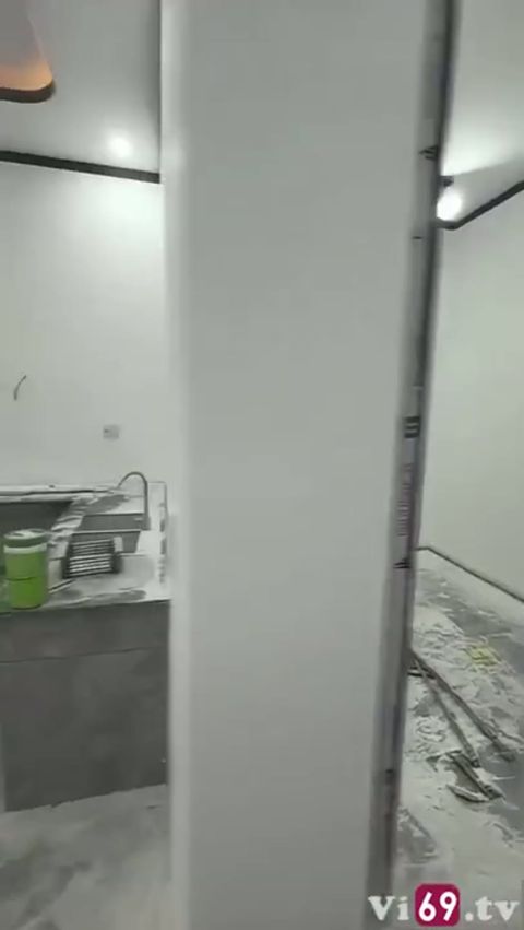Thăm nhà mới đang xây, cặp đôi tranh thủ khai trương luôn phòng tắm