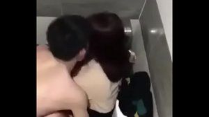 Quay lén cảnh chịch em nhân viên bán điện thoại trong nhà vệ sinh